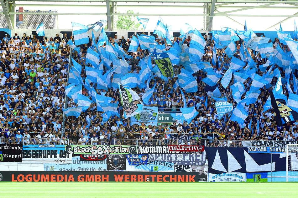 Der Saisonrekord liegt bei 13.101 Zuschauern aus dem Spiel gegen Aue. Kann das der CFC am Sonntag im Topspiel gegen Erfurt überbieten? Bisher sind 11.000 Karten verkauft.