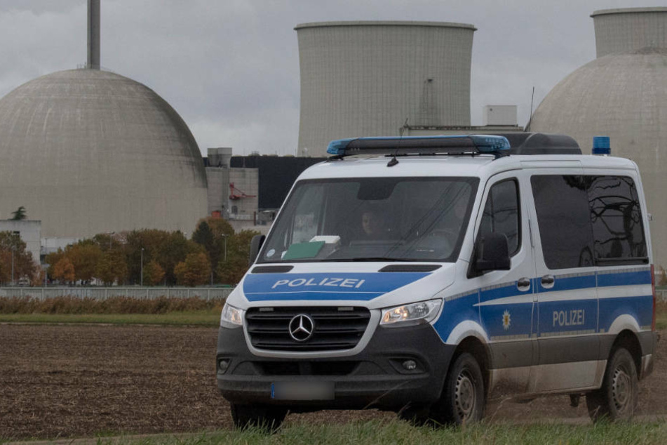Ein Einsatzwagen der Bundespolizei fährt am Atomkraftwerk Biblis vorbei. In der kommenden Woche wird hier mit der Ankunft von insgesamt sechs Castor-Behältern aus Großbrittanien gerechnet.