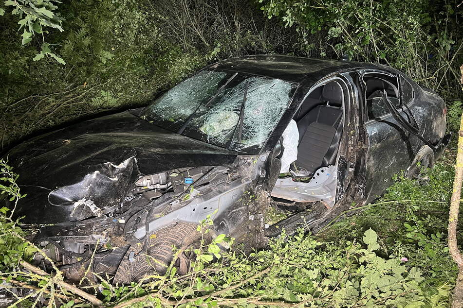 Auto überschlägt sich: Fahrertür fliegt heraus