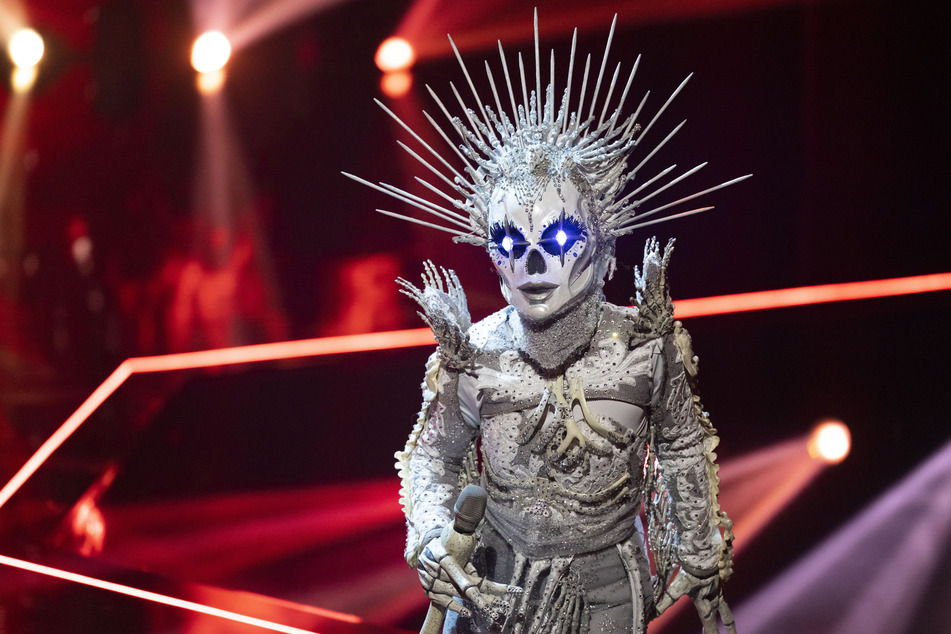 Sarah Engels (30) schlüpfte drei Jahre nach ihrem Sieg bei "The Masked Singer" noch einmal in ihr altes Skelett-Kostüm.