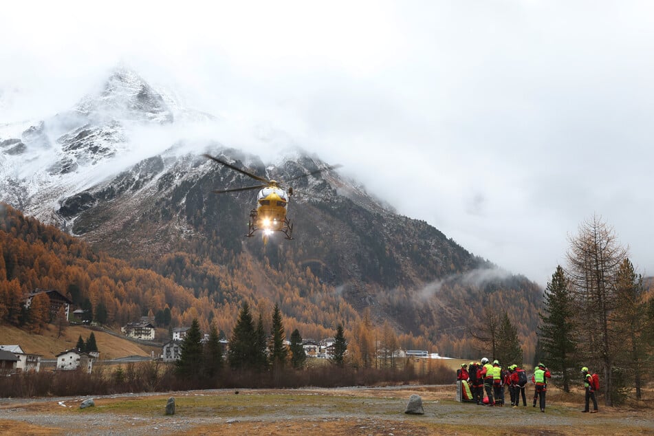 14 der insgesamt 36 Personen mussten per Hubschrauber aus dem schwierigen Gelände gerettet werden. (Symbolfoto)