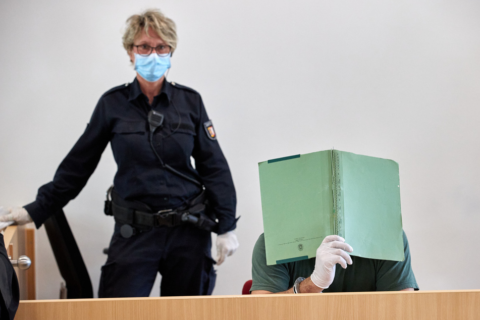 Der Prozess findet unter strengen Hygieneauflagen statt.