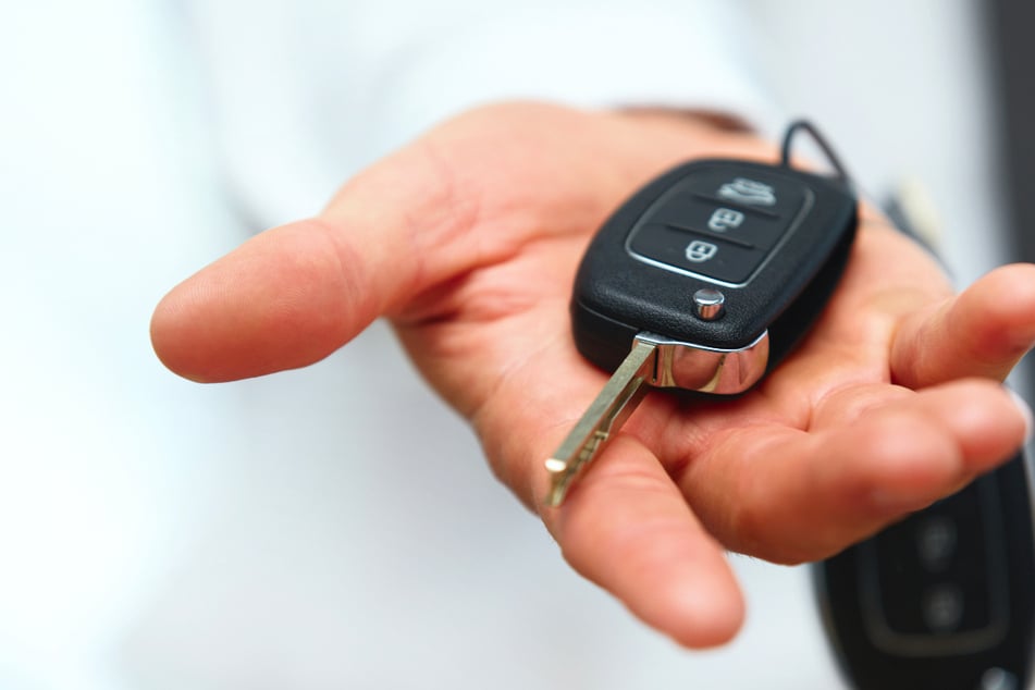 Mit gefälschtem Ausweis! Mann vereinbart Probefahrt mit VW-Transporter und kehrt nicht zurück