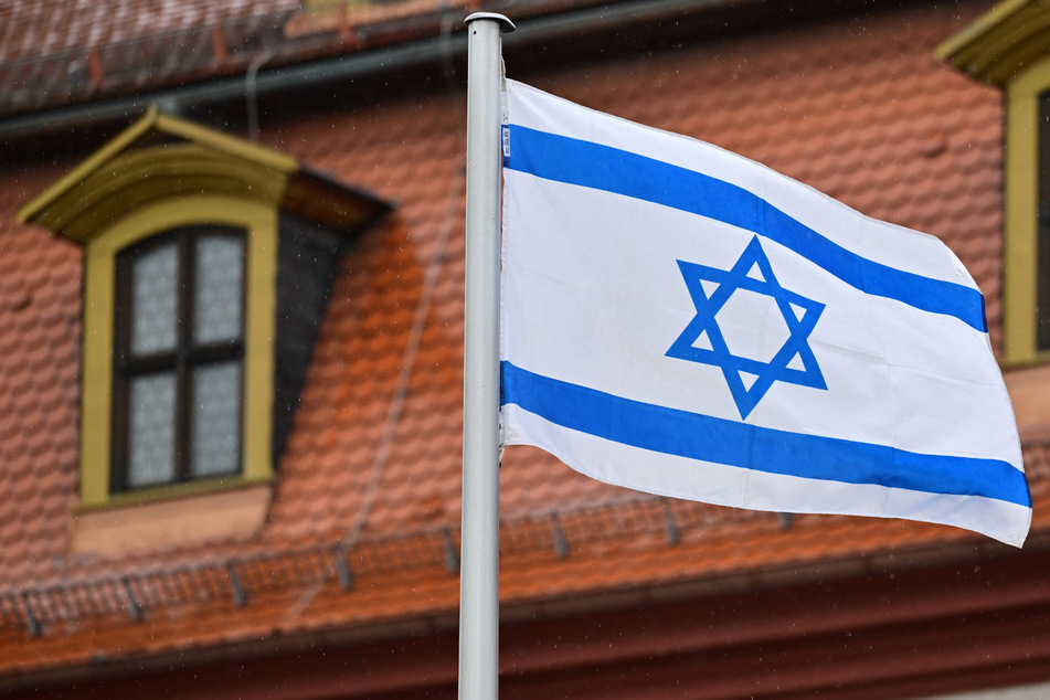 Die israelische Flagge wurde in Braunschweig vom Fahnenmast gerissen. Von ihr fehlt noch jede Spur. (Symbolbild)