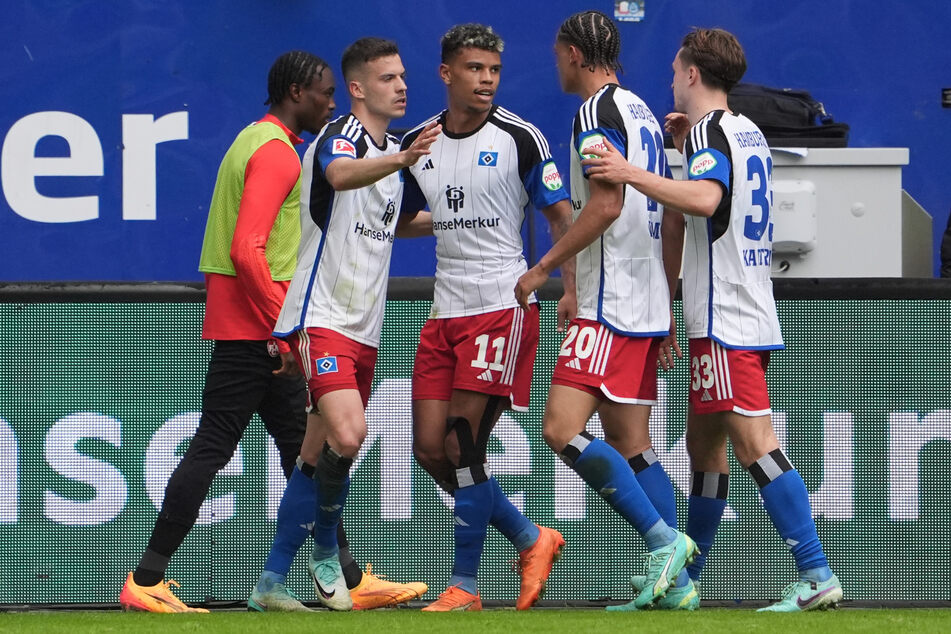 Hamburgs Laszlo Benes (l.) lässt sich nach seinem Tor zum 1:0 gegen Kaiserslautern von seinen Mitspielern feiern.