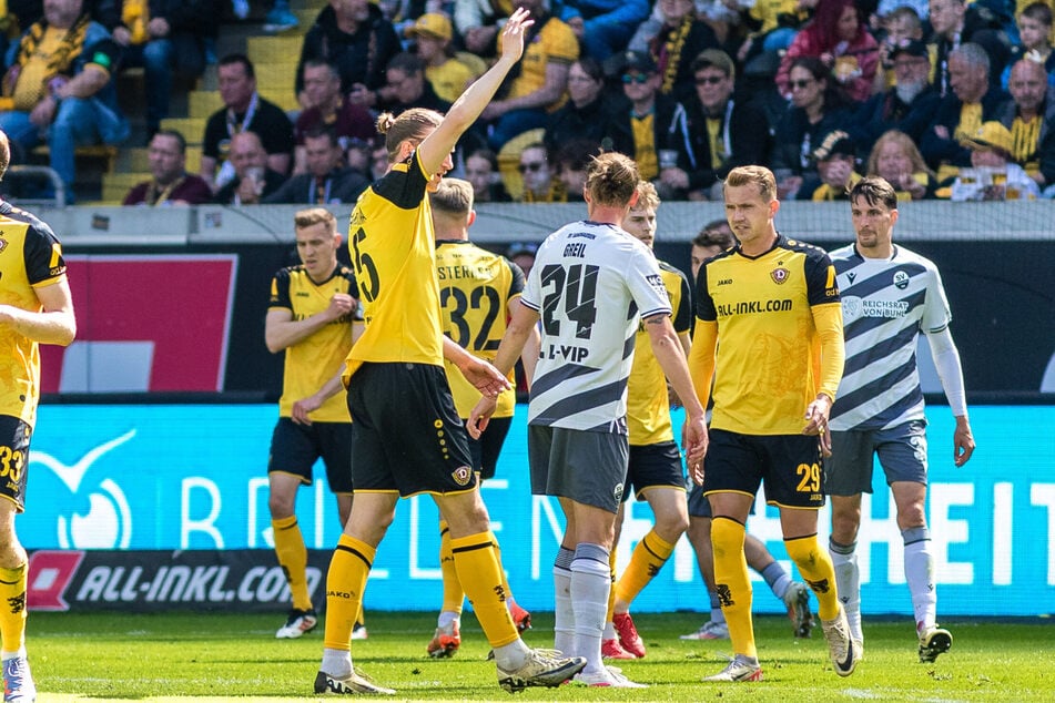 Grüße in Richtung Tribüne hat der Sohn von Vinko Sapina (29, M.) verschlafen.