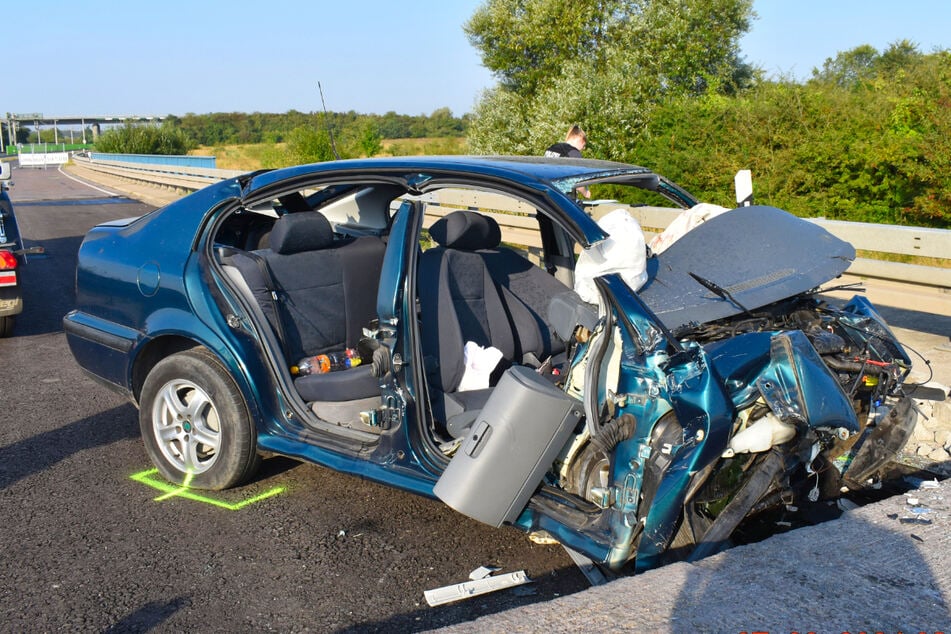 Trotz Vollsperrung in Baustelle gekracht: Skoda-Fahrer stirbt bei tragischem Unfall