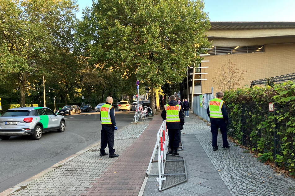 Um das Schloss Bellevue werden derzeit von der Polizei Absperrgitter aufgestellt.