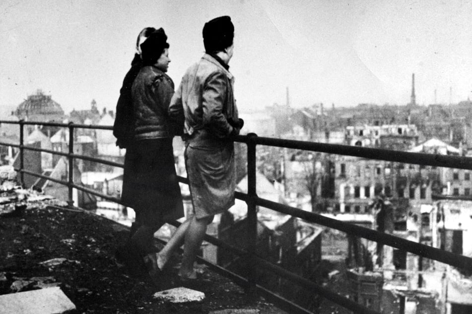 Optik 04A
Chemnitz im März 1945. Zwei Frauen blicken vom Dach des Kaufhauses Schocken auf ihre zerstörte Stadt.