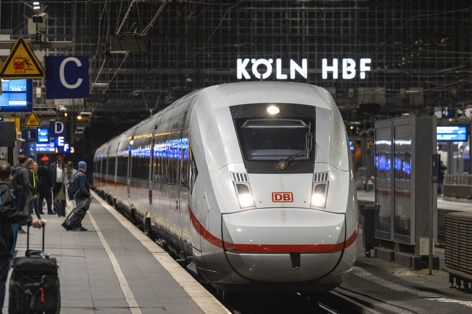 Die Uhren am Kölner Hauptbahnhof gingen am heutigen Ostersonntag zwei Minuten nach.