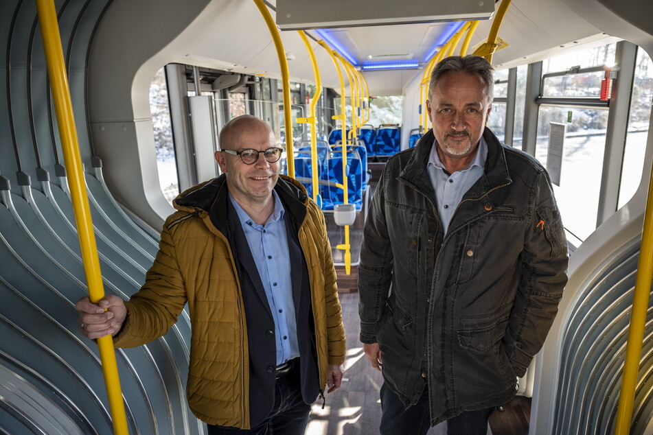 Wollen mit neuen Hybridbussen viel CO₂ sparen: Kfz-Werkstattleiter Jens Kampfrath (52, l.) und Betriebsleiter Heiko Wolf (61) von der CVAG.