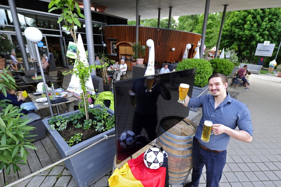 Robert Köhler (32), Restaurantleiter in der Pelzmühle, präsentiert einen extra für die EM neu angeschafften Monitor.