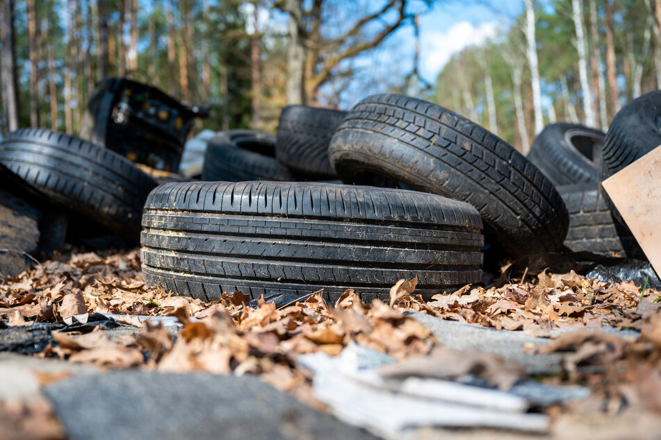 Unter anderem alte Autoreifen werden illegal in Thüringens Wäldern entsorgt. (Symbolfoto)