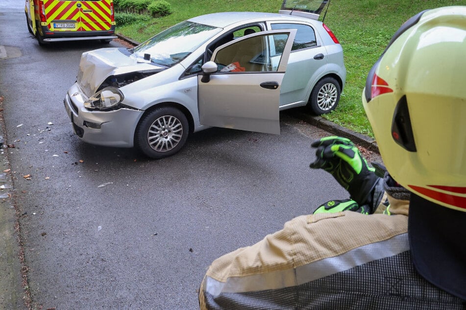 Fiat rollt Abhang hinunter und kracht gegen Hauswand