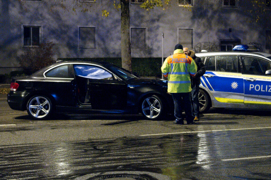 Polizisten stehen am Tag des schrecklichen Unfalls neben dem Auto des Angeklagten.