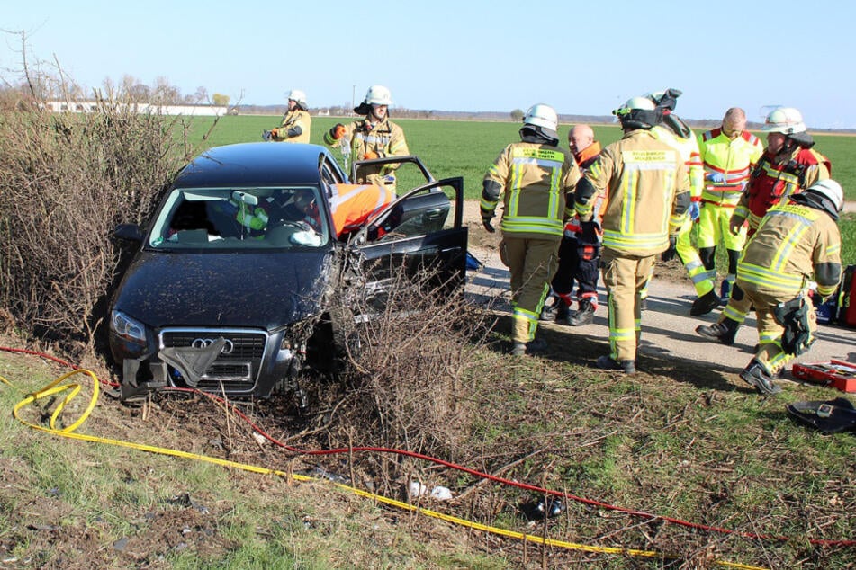 Ein Audi landete im Graben und musste durch Einsatzkräfte geborgen werden.