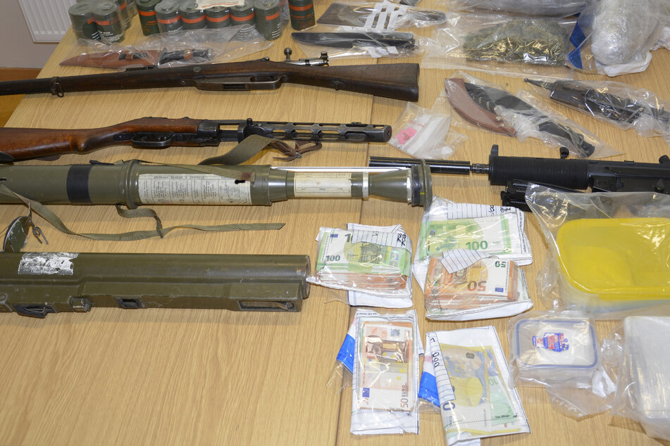 Drogen, Waffen, Diebesgut: Polizei durchsucht mehr als 20 Häuser