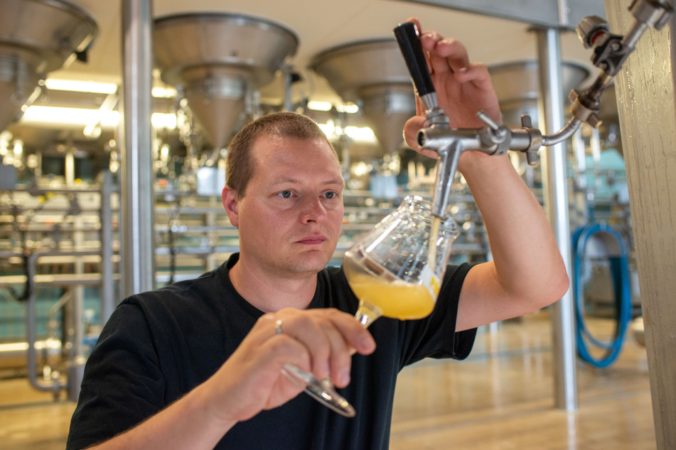 Stefan Hanke (Leiter der Versuchsbrauerei der Bitburger Braugruppe) zwickelt (füllt) eine Probe eines neuen glutenfreien Bieres aus dem Lagertank in ein Glas.