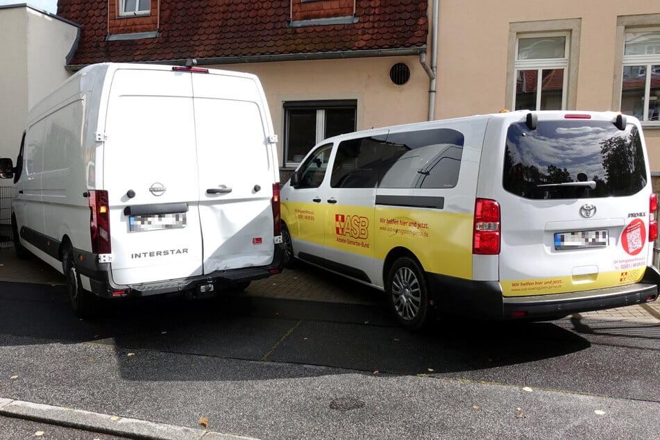Auch ein Nissan Interstar Transporter (l.) blieb nicht unbeschädigt.