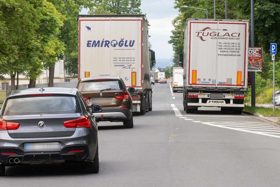 Zollhof-Problem im Norden: Seit Ende April müssen Lkw wieder auf der Stauffenbergallee parken.