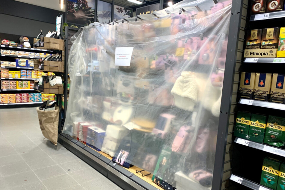 Ein Edeka-Supermarkt in Pirna: Heute darf die frisch angebrachte Verhüllung schon wieder fallen.