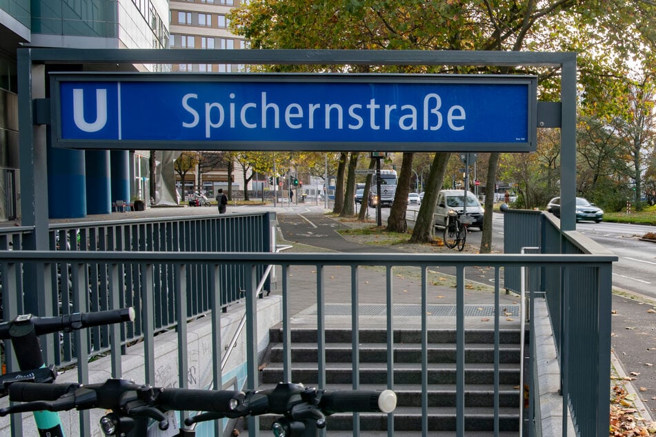 Aufgrund nicht genehmigter Bauarbeiten ist die U3 zwischen Spichernstraße und Wittenbergplatz unterbrochen.