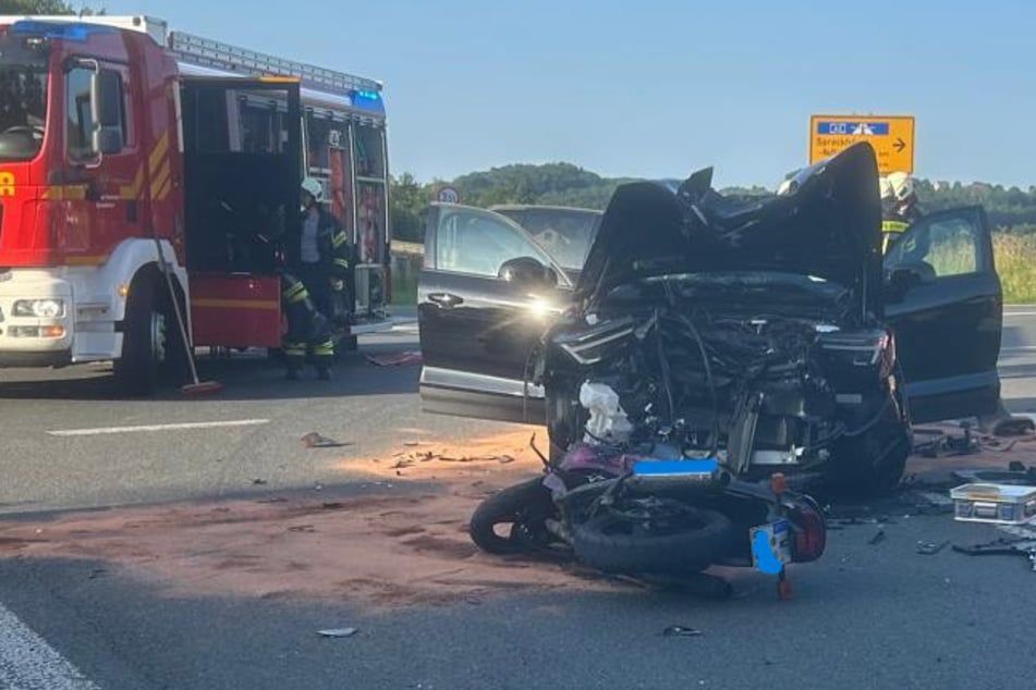 Volvo-Fahrer rammt Suzuki von der Straße: Biker stirbt vor Ort an Verletzungen