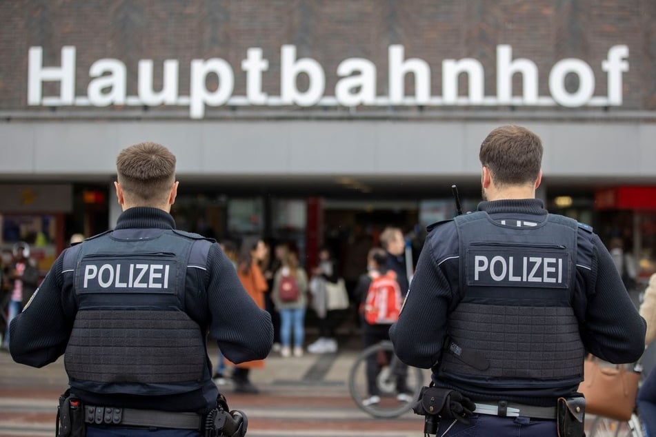 Köln: Zu Karneval: Polizei verbietet Waffen an vielen NRW-Bahnhöfen