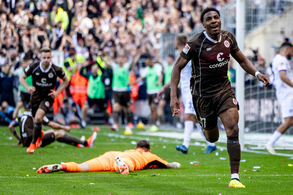 Ekstase am Millerntor: Oladapo Afolayan (r.) hat soeben zum 2:0 für St. Pauli getroffen.