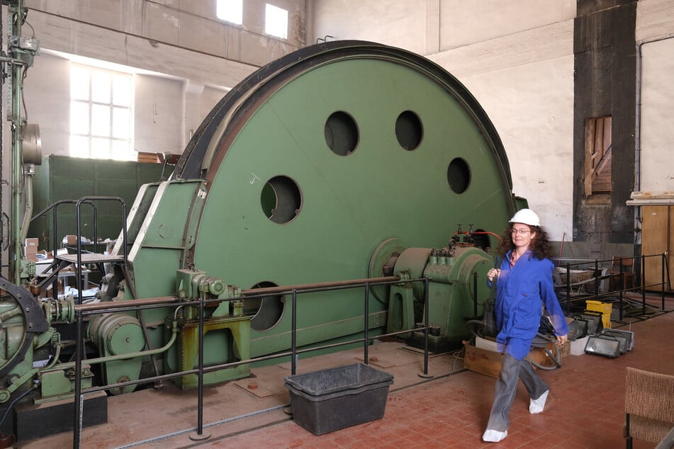 Julia Dünkel, Geschäftsführerin der Wismut-Stiftung, geht durch ein Gerätehaus vom Schacht 371 des früheren Wismut-Bergbaus in Bad Schlema.