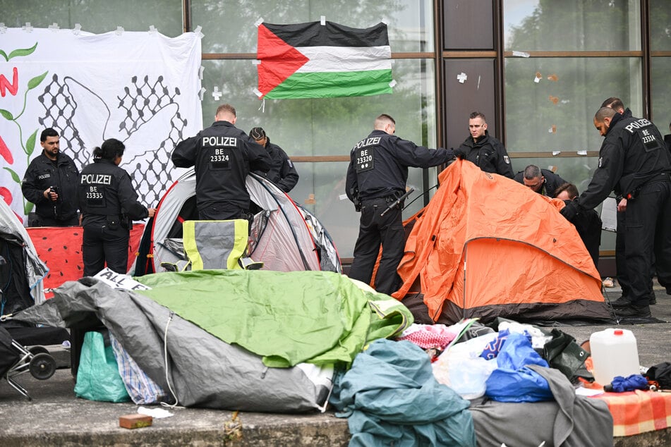 Die Polizei musste bei einer propalästinensischen Demo auf einem Hof der Freien Universität Berlin eingreifen.