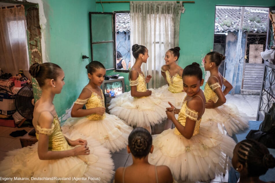 Der deutsch-russischen Fotograf Evgeny Makarov kann sich über den dritten Preis freuen. Er hat die Ballettschülerinnen von Manguinhos auf ihren Wegen durch die Favela begleitet.
