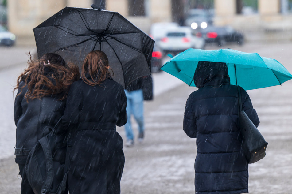 Vor allem südlich der Donau müssen sich die Menschen in Bayern auf ungemütliches Wetter einstellen.