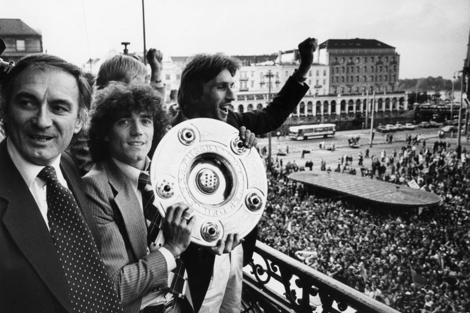 Kevin Keegan (2.v.l.) 1979 nach dem Gewinn der Deutschen Meisterschaft mit dem HSV.