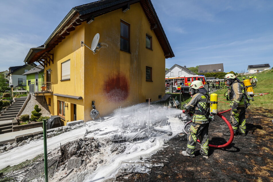 Neben einem Wohnhaus in Hohenstein-Ernstthal (Landkreis Zwickau) brach am Mittwoch ein Feuer aus. Glücklicherweise konnte die Feuerwehr das Übergreifen der Flammen auf das Gebäude verhindern.