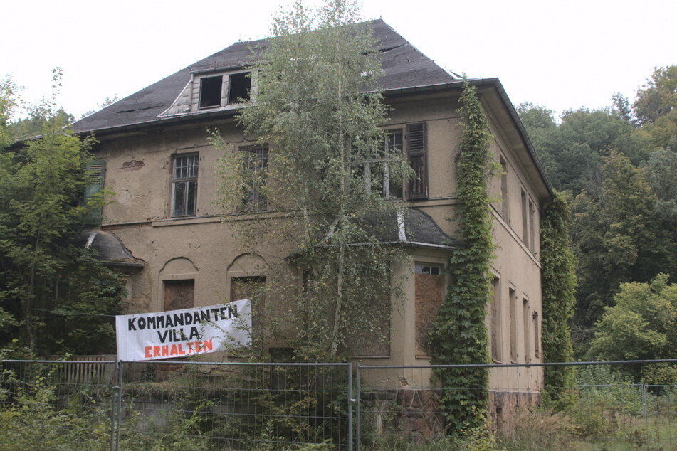 Aktivisten besetzten kurzzeitig das KZ Sachsenburg und hissten ein Banner zum Erhalt der Kommandantenvilla.