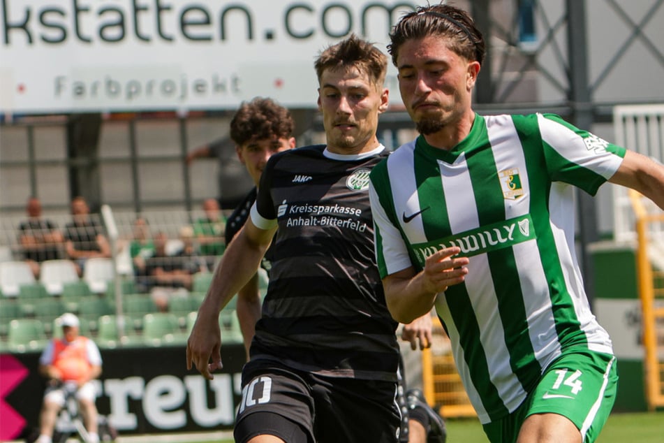 Valon Aliji (20, r.) trägt im Test gegen Sandersdorf das neue Chemie-Trikot.