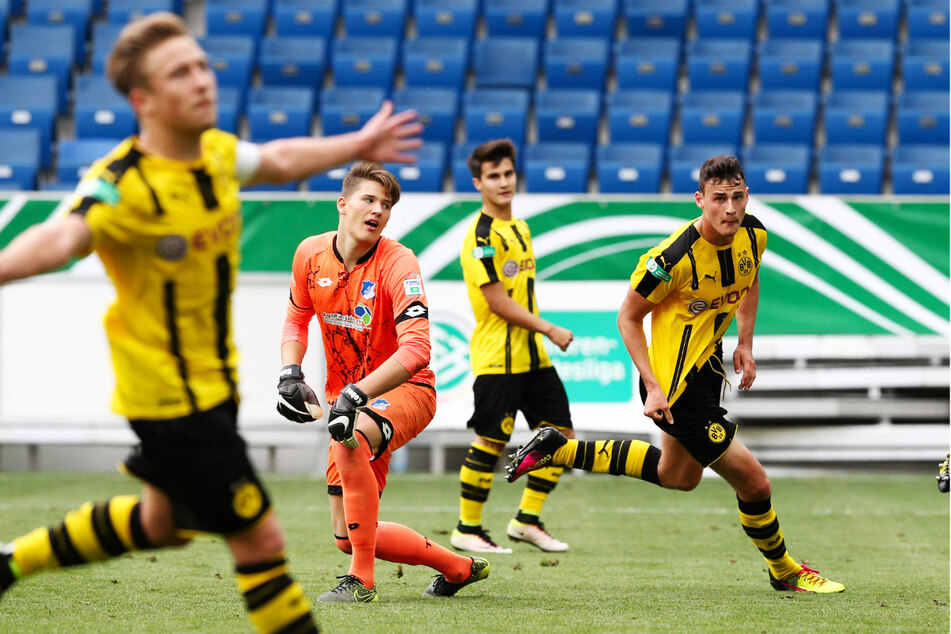 Janni Serra (23, r.) schnürte für die U19 des BVB im Meisterschaftsfinale 2016 gegen Hoffenheim einen Doppelpack. TSG-Keeper Gregor Kobel (23, 2.v.l.) hatte das Nachsehen, Serra dreht zum Jubeln mit seinem damaligen Kapitän Felix Passlack (23, l.) ab.