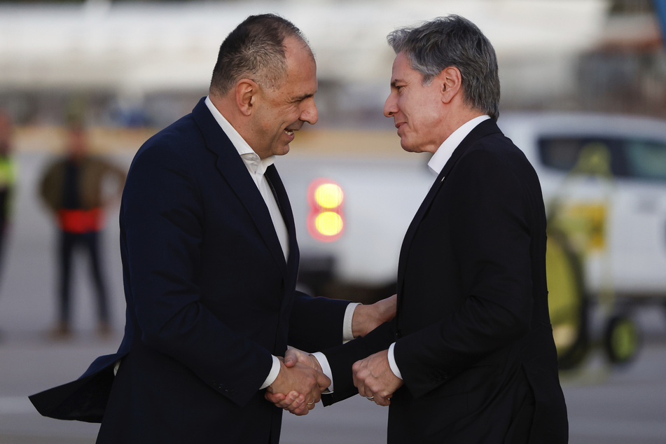 George Gerapetritis (55, l.), Außenminister von Griechenland, begrüßt Antony Blinken (61), Außenminister der USA.