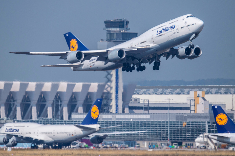 Eine Passagiermaschine vom Typ Boeing 747 der Lufthansa startet auf dem Flughafen Frankfurt.