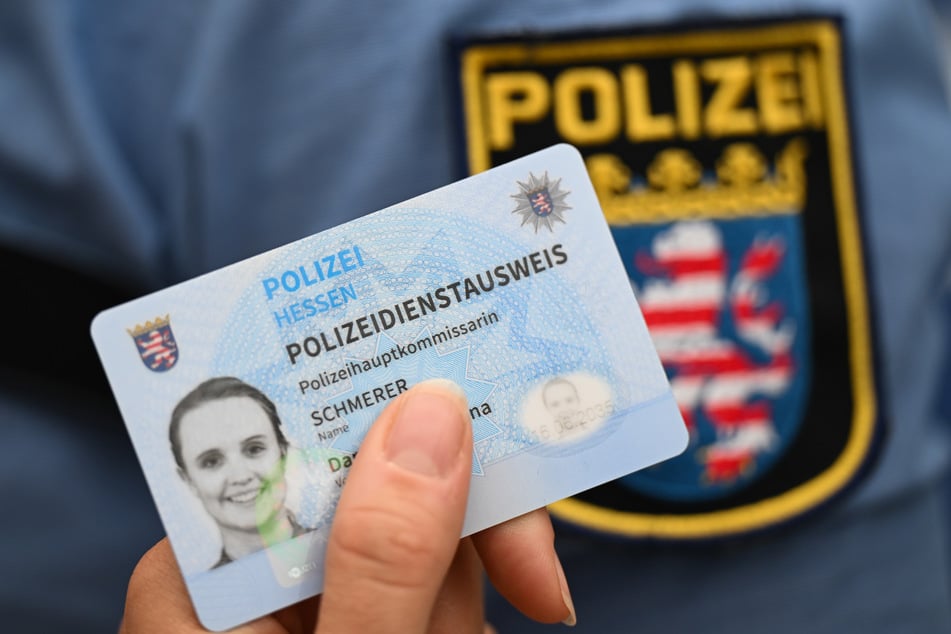 Die Täter wiesen sich mit gefälschten Polizeiausweisen aus. (Symbolfoto)