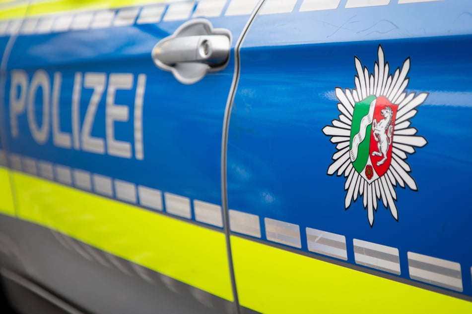 Auto überschlägt sich nach Zusammenstoß mit anderem Wagen - mehrere Verletzte