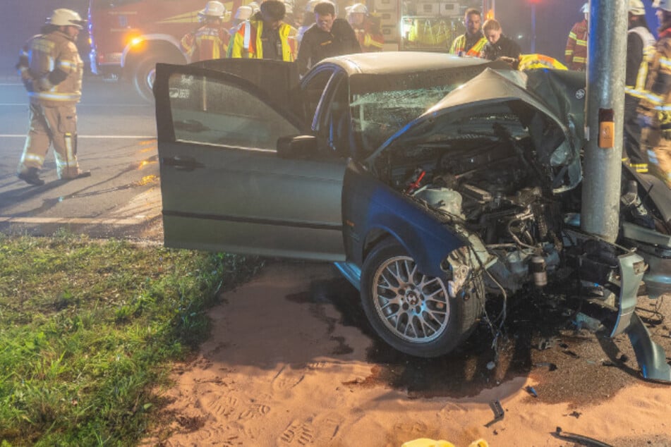 BMW-Fahrer flüchtet mit Vollgas vor Polizei: Dann kracht es an der Ampel