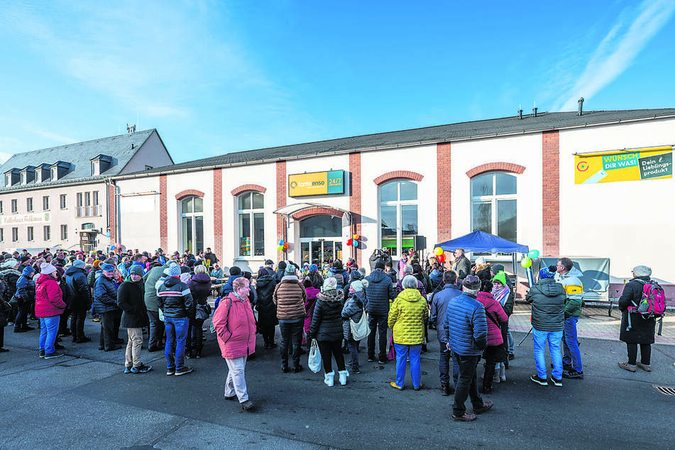 Trotz Eiseskälte an einem Donnerstag-Vormittag: Falkenau fiebert der Eröffnung seines Supermarktes entgegen.
