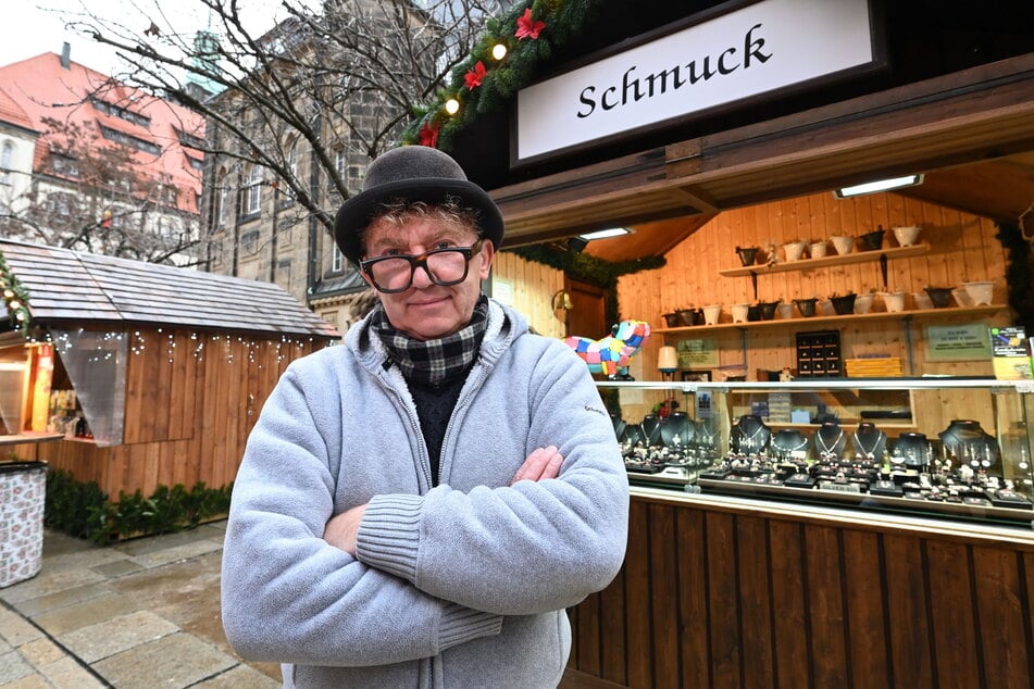 Maik Thümer (60, Schmuckdesigner) aus Stralsund hofft, dass der Jakobikirchplatz auch im kommenden Jahr eine feste Größe auf dem Chemnitzer Weihnachtsmarkt bleibt.