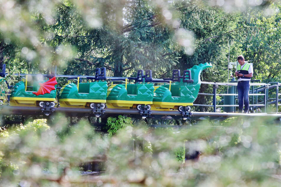 Fast zwei Monate nach dem Achterbahn-Unfall im Legoland nimmt die "Feuerdrachen"-Bahn den Betrieb wieder auf.