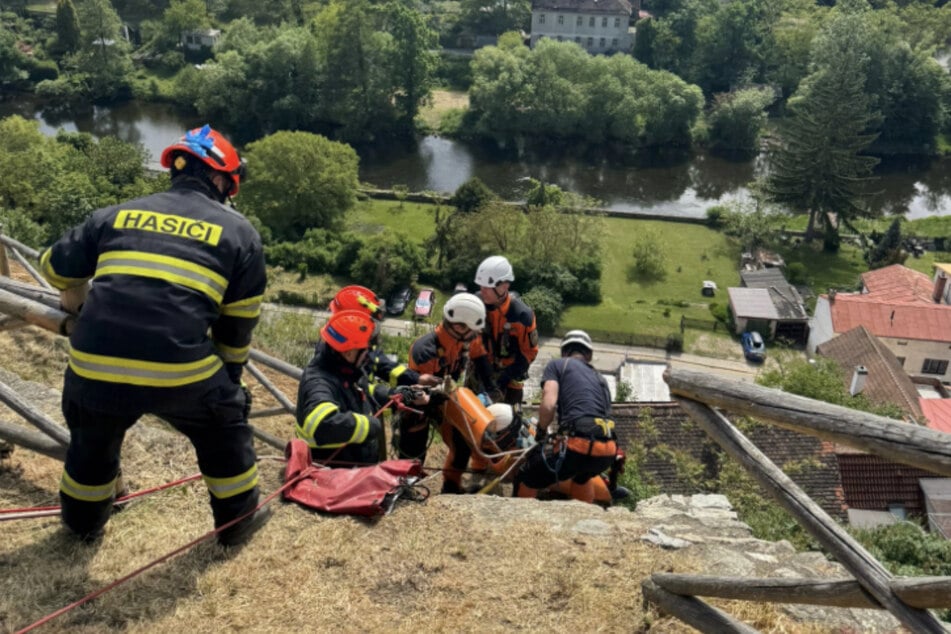 Spezialkräfte der Feuerwehr rückten umgehend aus, seilten sich in das schwierige Gelände ab und sicherten die verletzte Frau.