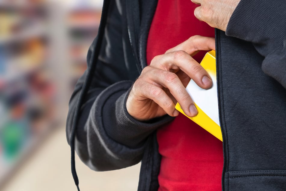 Der Langfinger wurde von Mitarbeitern beim Klauen erwischt. (Symbolbild)