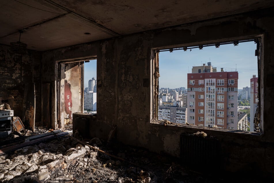 Eine Wohnung ist nach einem russischen Drohnenangriff in Kiew vollständig ausgebrannt.
