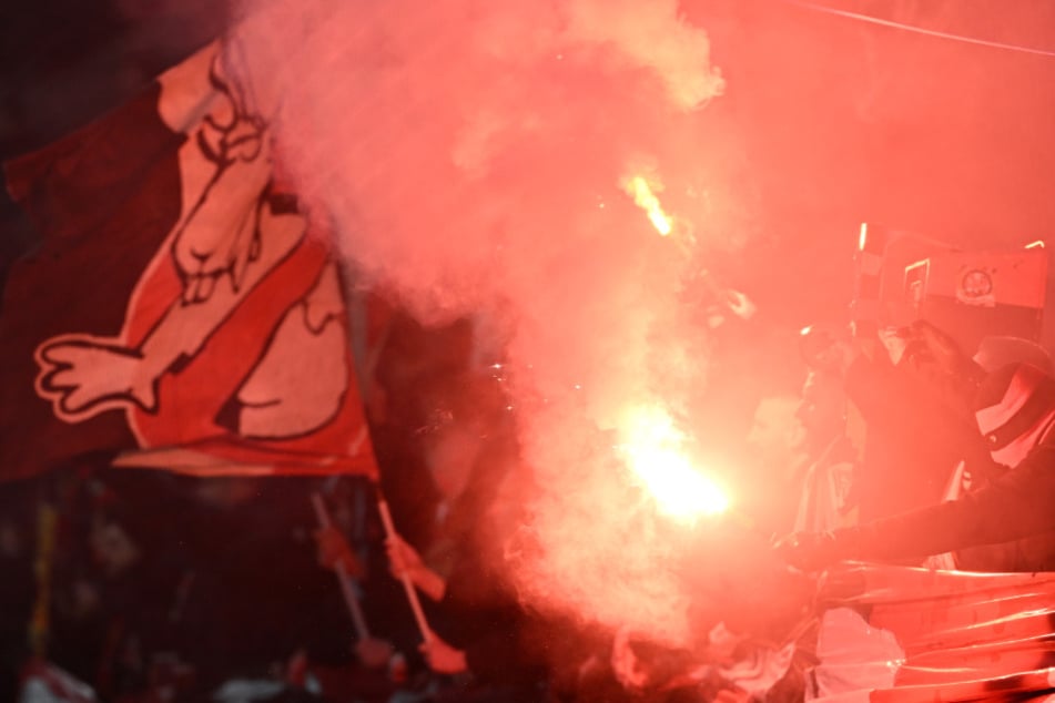 Insgesamt geht es um fünf Spielen in denen Bayer-Fans Pyrotechnik gezündet hatten.
